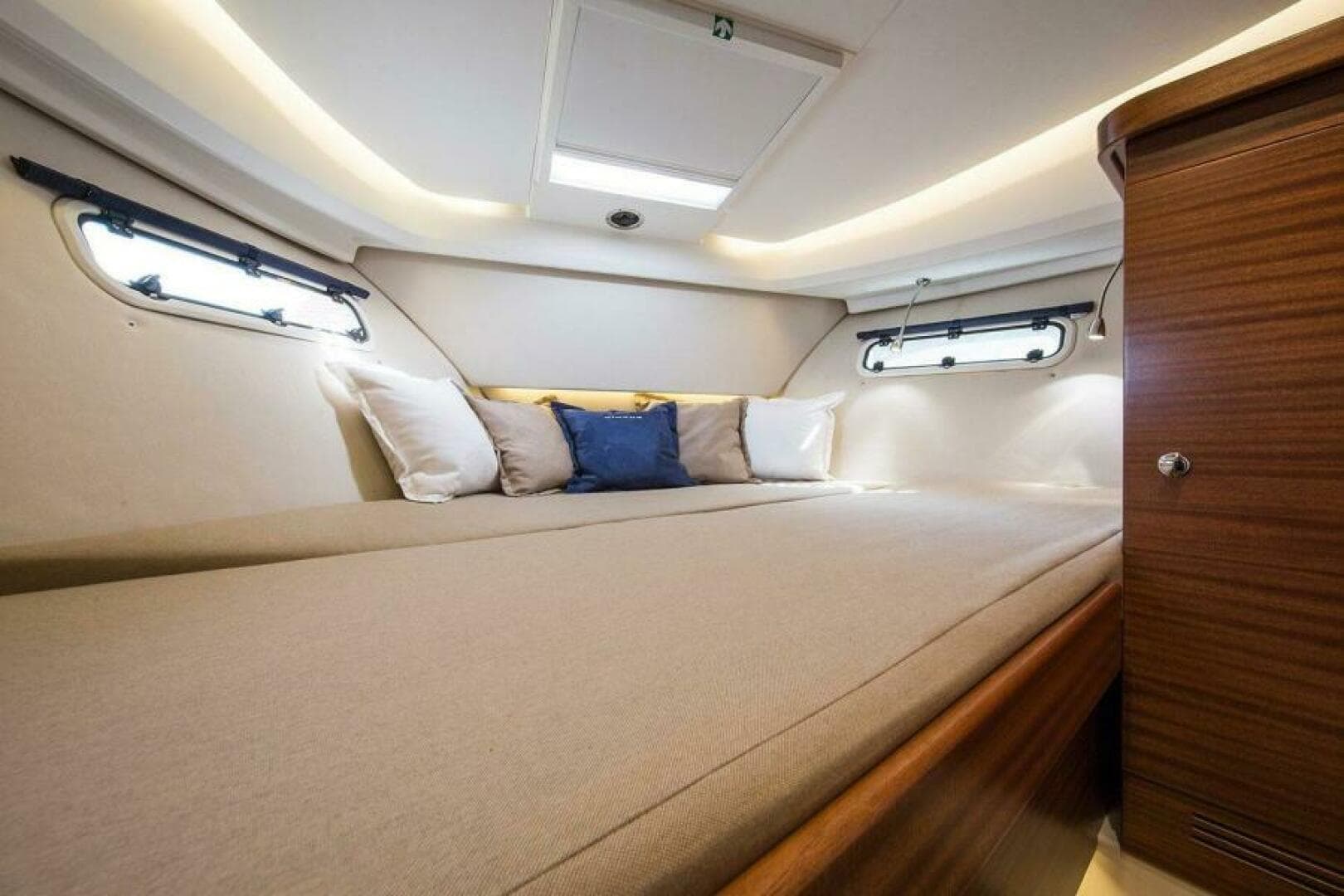 2025 Nimbus 305 Coupe — photo 10