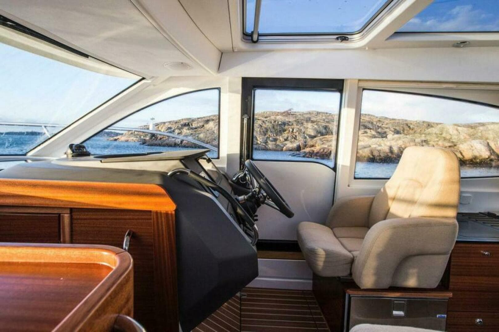 2025 Nimbus 305 Coupe — photo 7