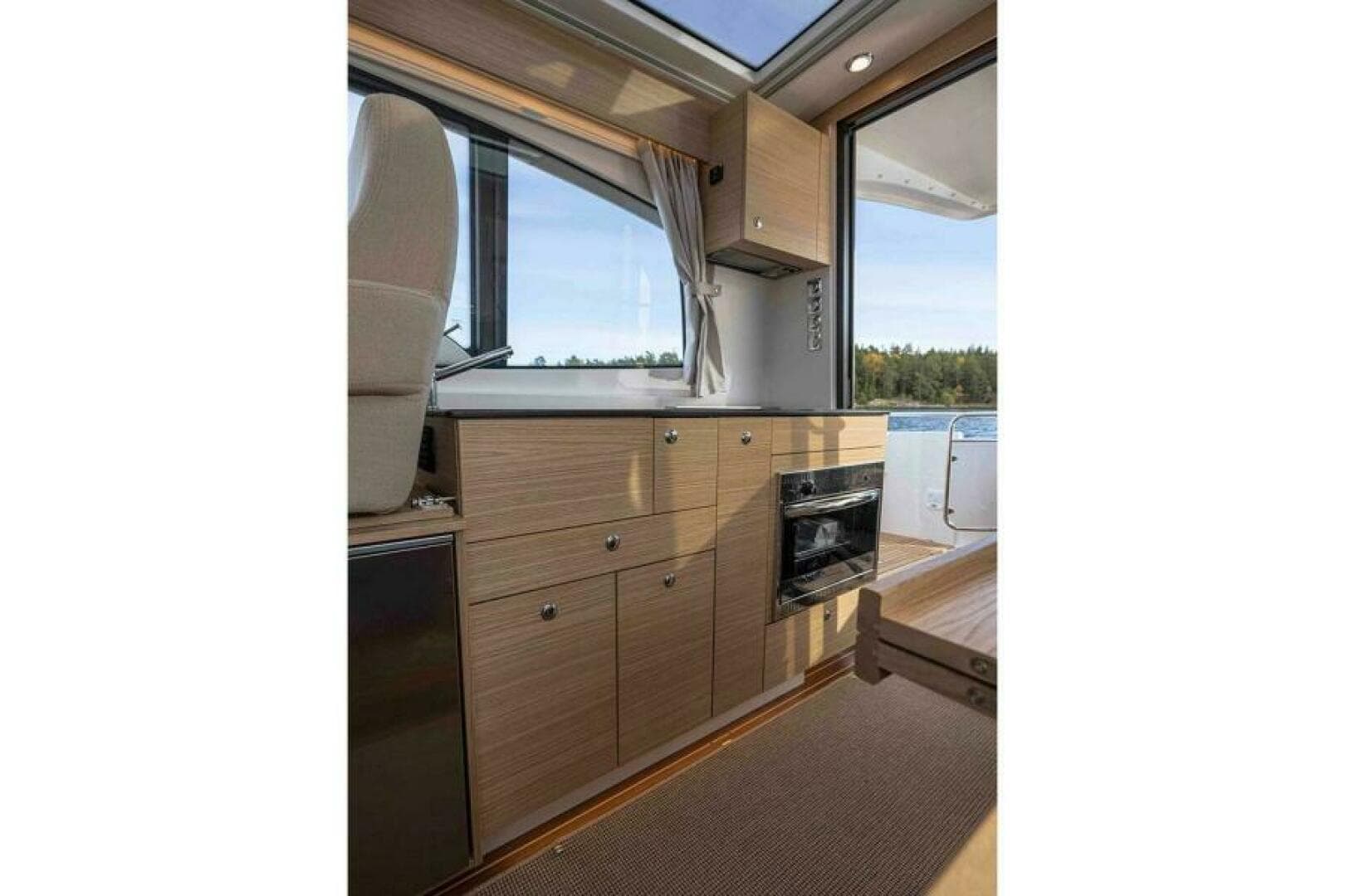 2025 Nimbus 365 Coupe — photo 5