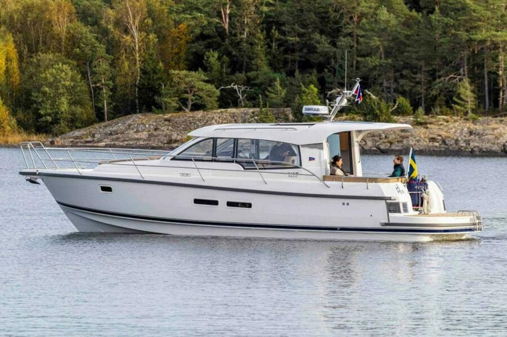 2025 Nimbus 365 Coupe — photo 3