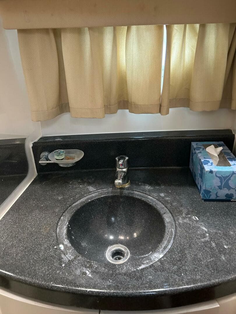 2003 Carver 360 Sport Sedan — photo 17