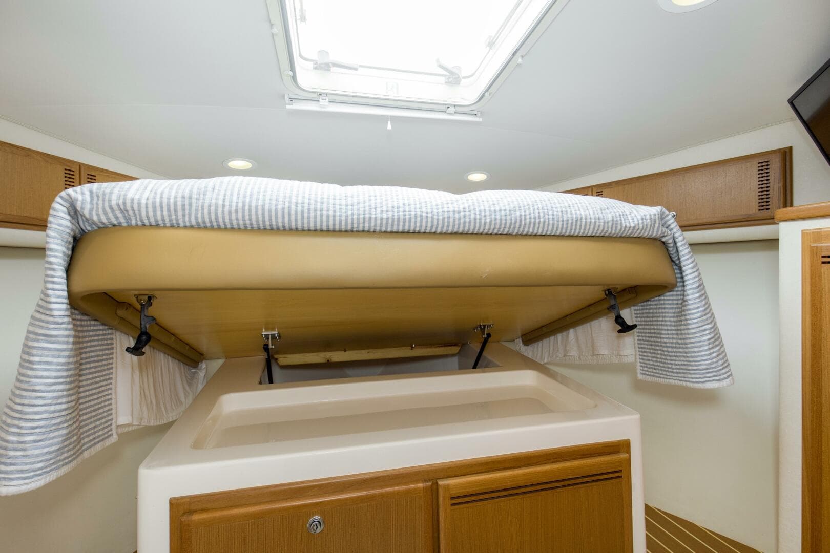 2007 Cabo 40 Express — photo 16