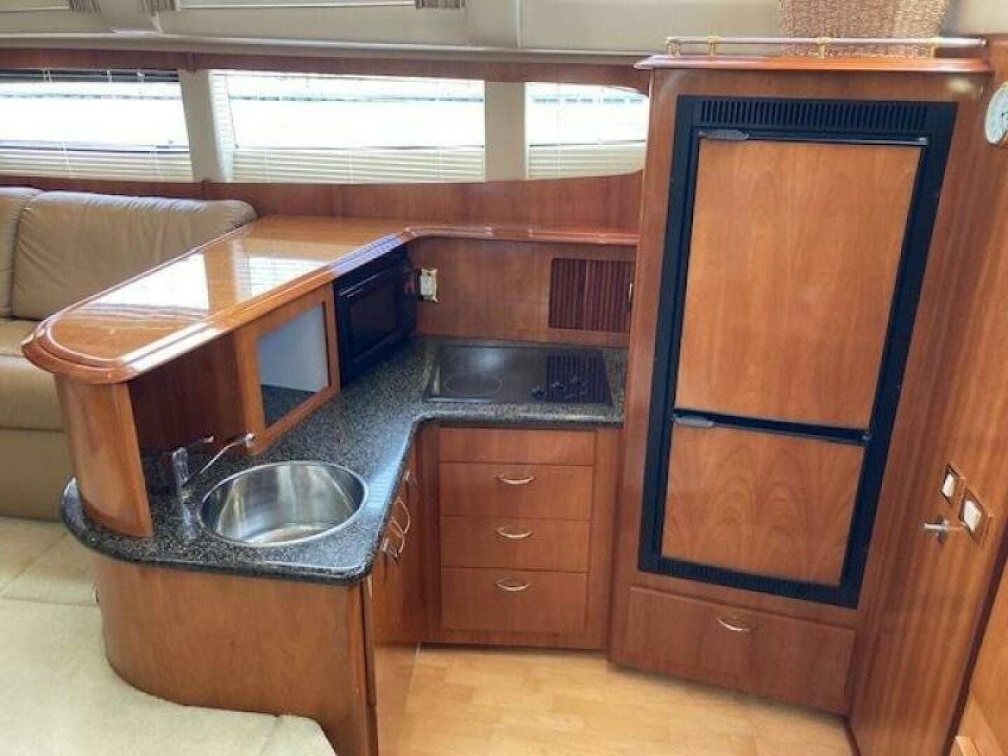 2003 Carver 396 Aft Cabin — photo 8