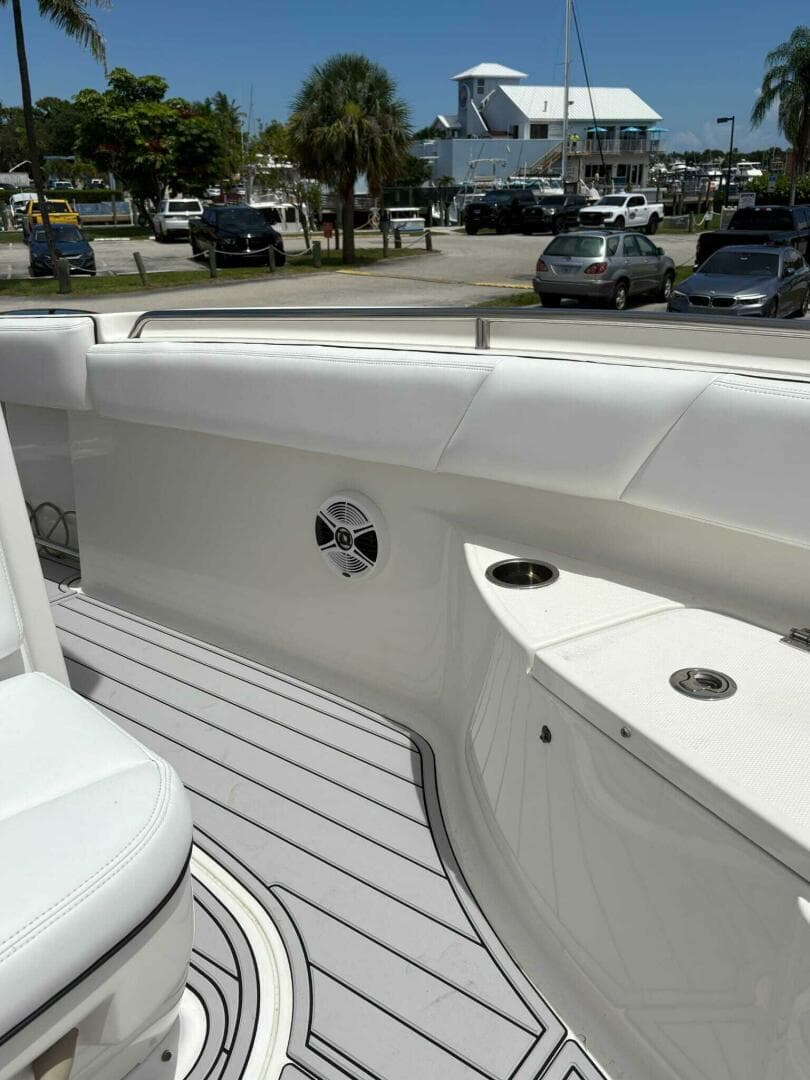 2015 Robalo — photo 38