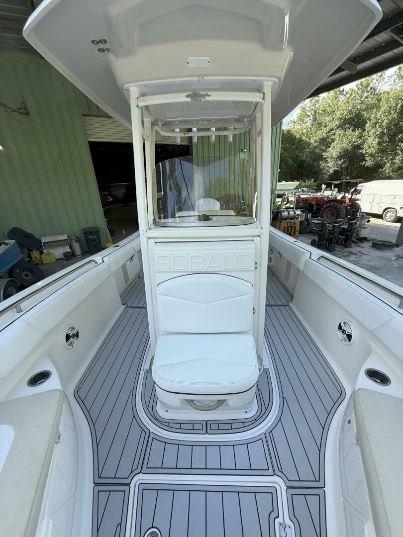 2015 Robalo — photo 24