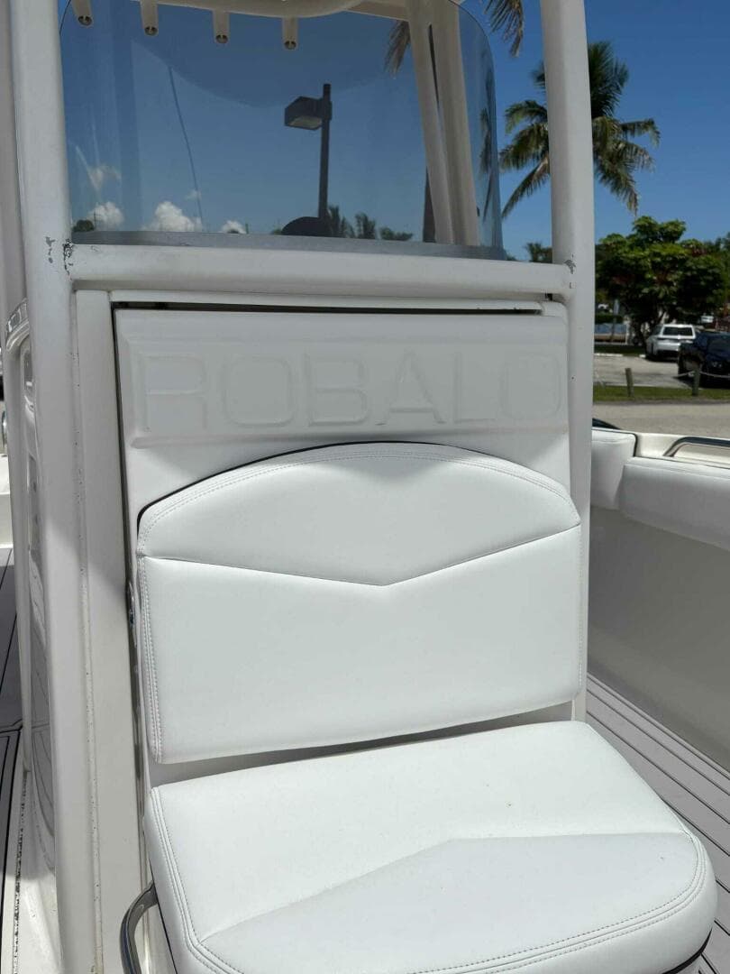 2015 Robalo — photo 40