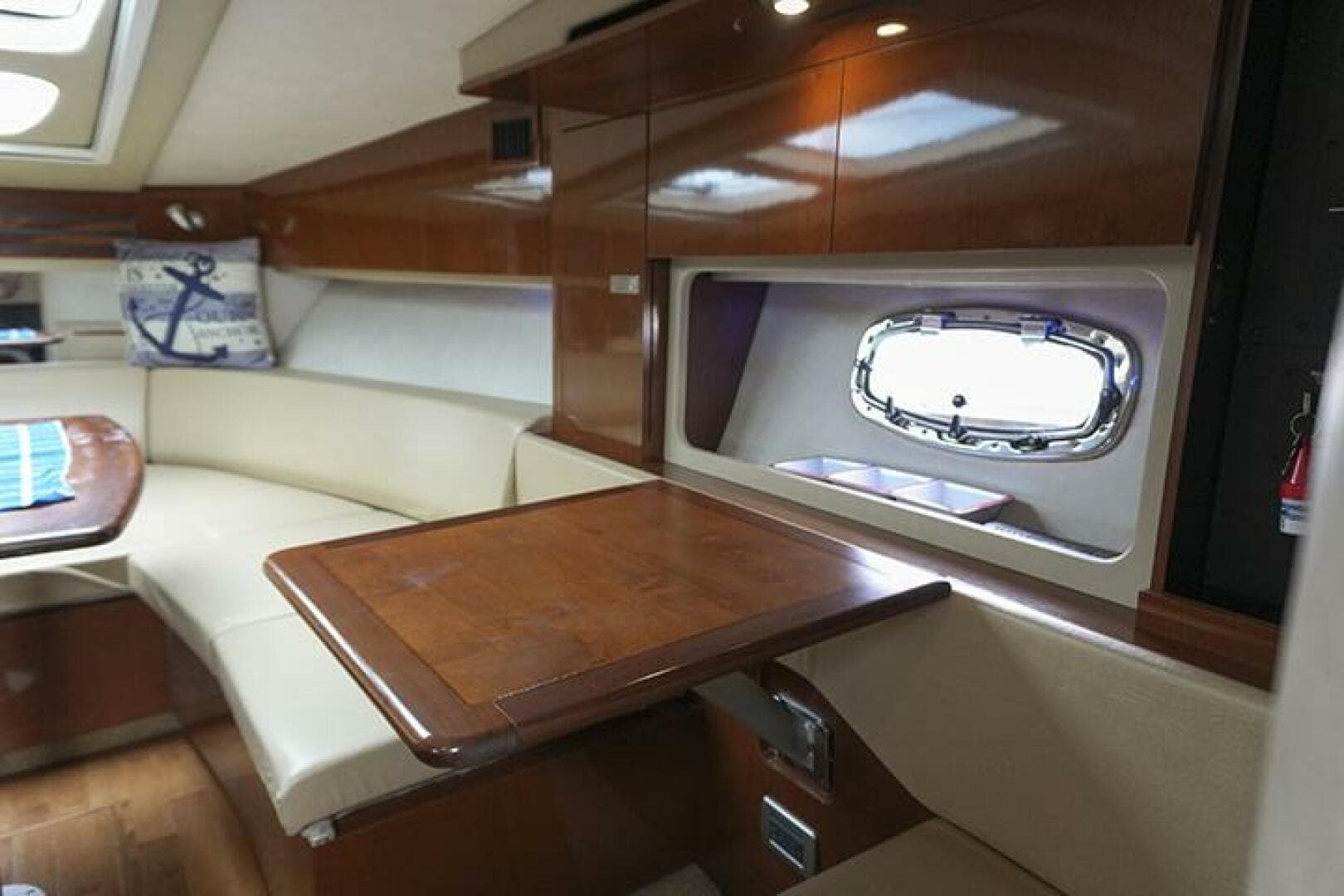 2010 Sea Ray 310 Sundancer — photo 27