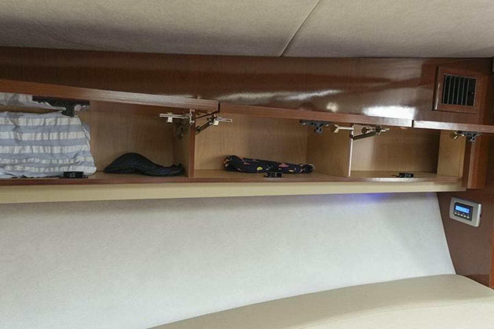 2010 Sea Ray 310 Sundancer — photo 28