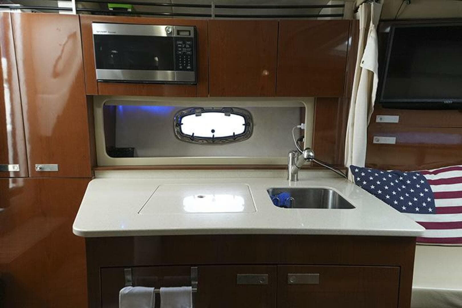 2010 Sea Ray 310 Sundancer — photo 23