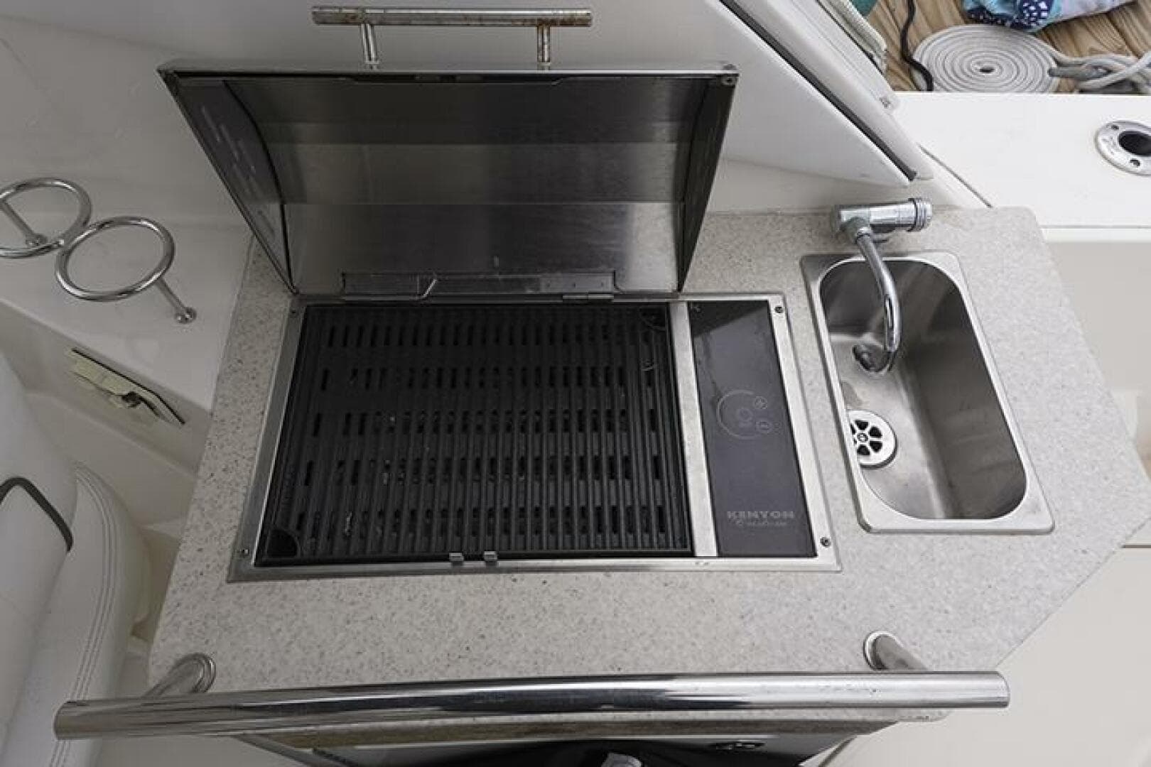 2010 Sea Ray 310 Sundancer — photo 9