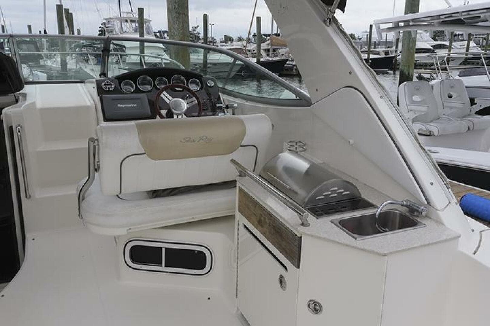 2010 Sea Ray 310 Sundancer — photo 6