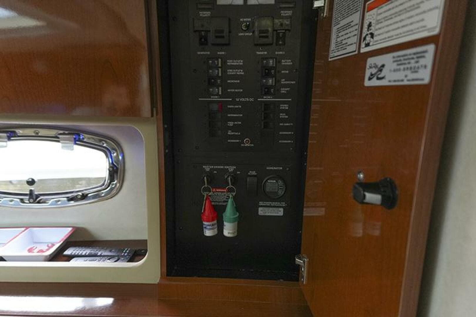 2010 Sea Ray 310 Sundancer — photo 31