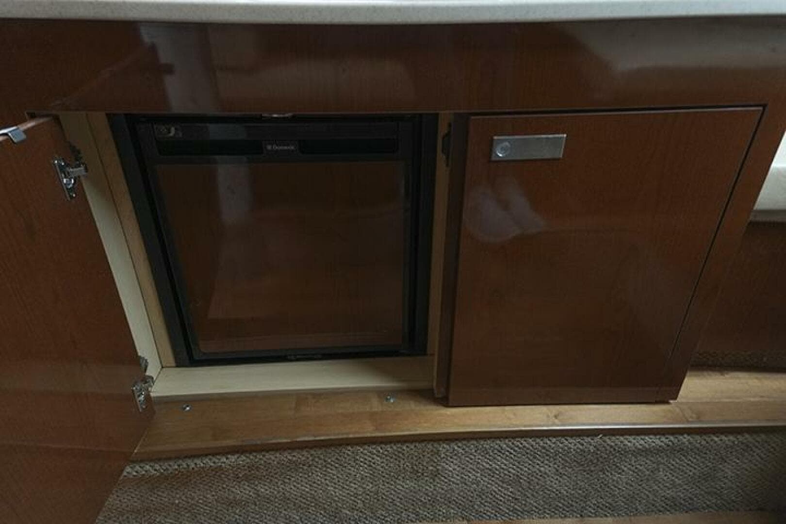 2010 Sea Ray 310 Sundancer — photo 25