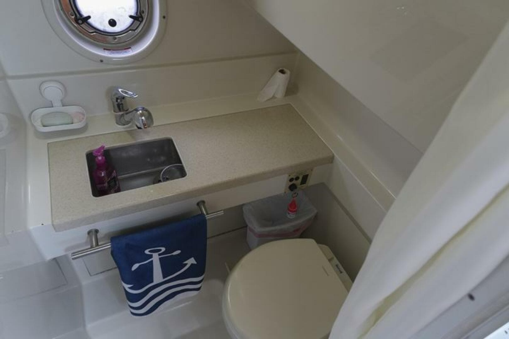 2010 Sea Ray 310 Sundancer — photo 30