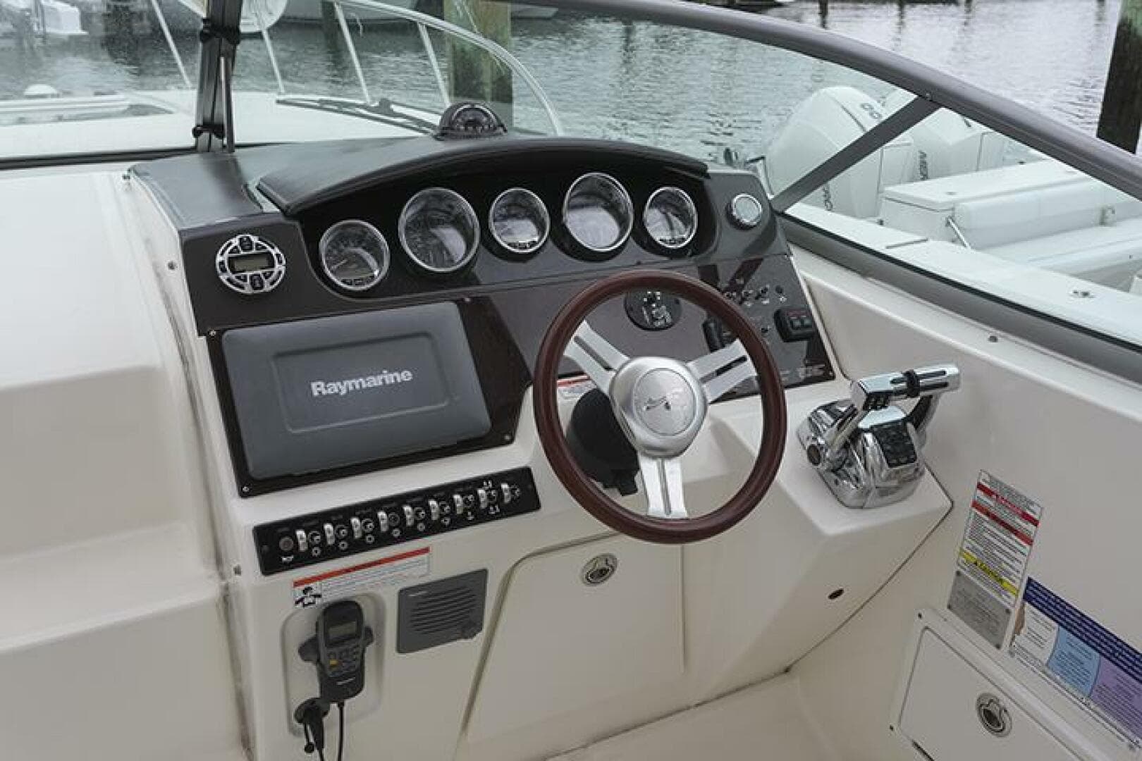 2010 Sea Ray 310 Sundancer — photo 12