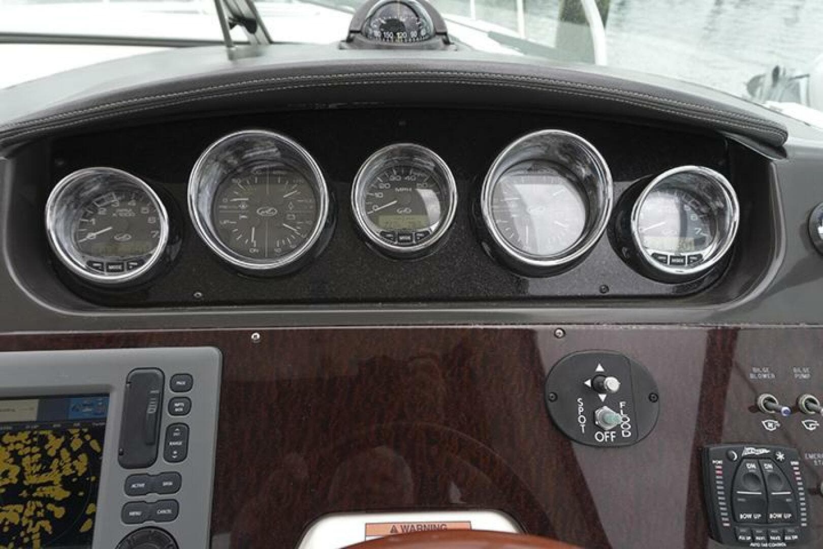 2010 Sea Ray 310 Sundancer — photo 18