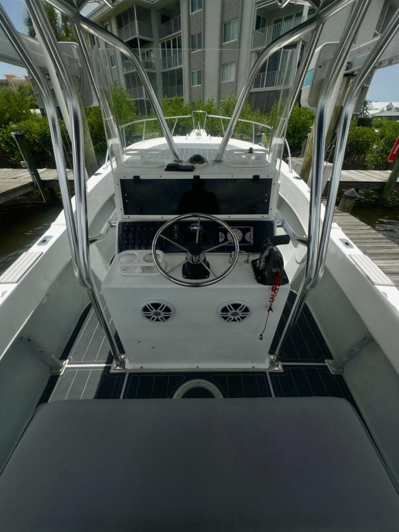 1999 Dusky 256 Center Console — photo 3