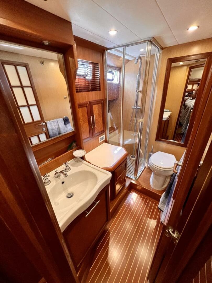 2006 Mochi Craft Dolphin — photo 8