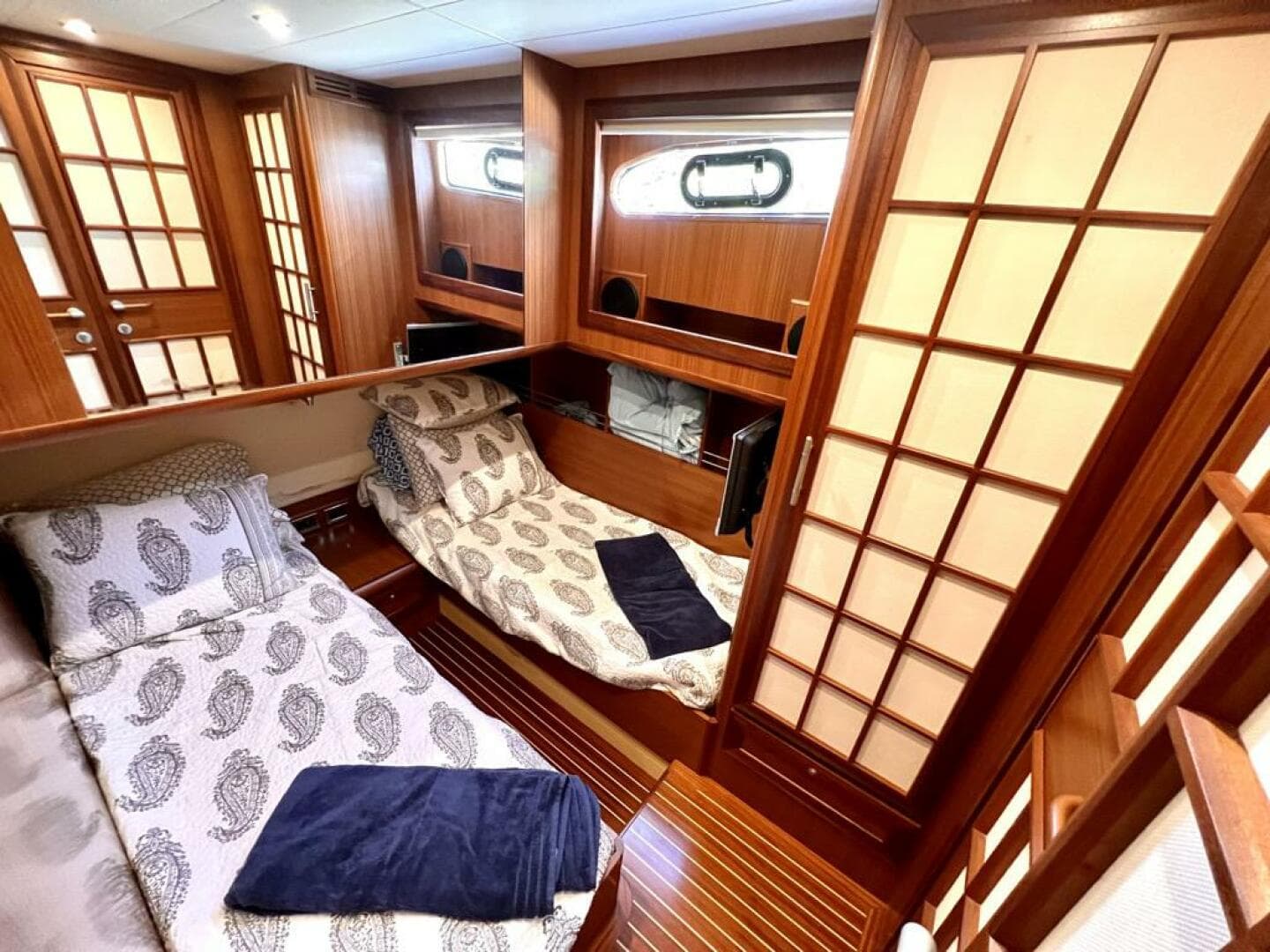 2006 Mochi Craft Dolphin — photo 11