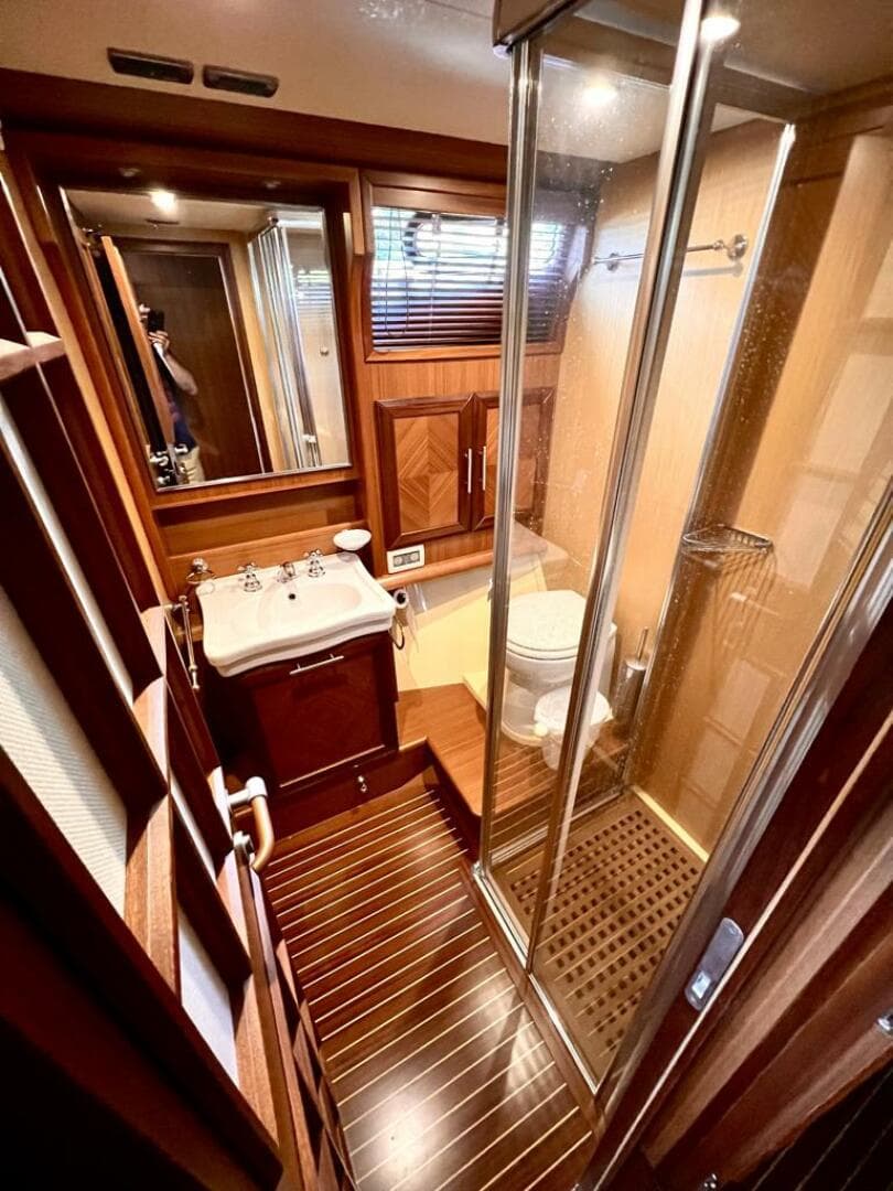 2006 Mochi Craft Dolphin — photo 5