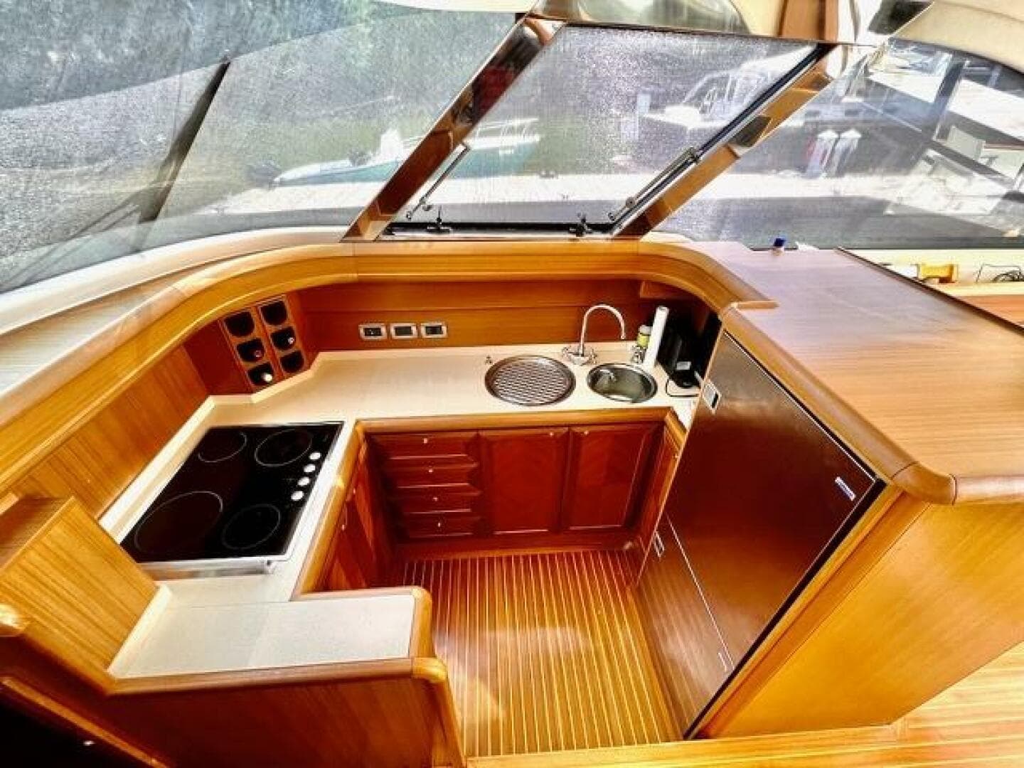 2006 Mochi Craft Dolphin — photo 12