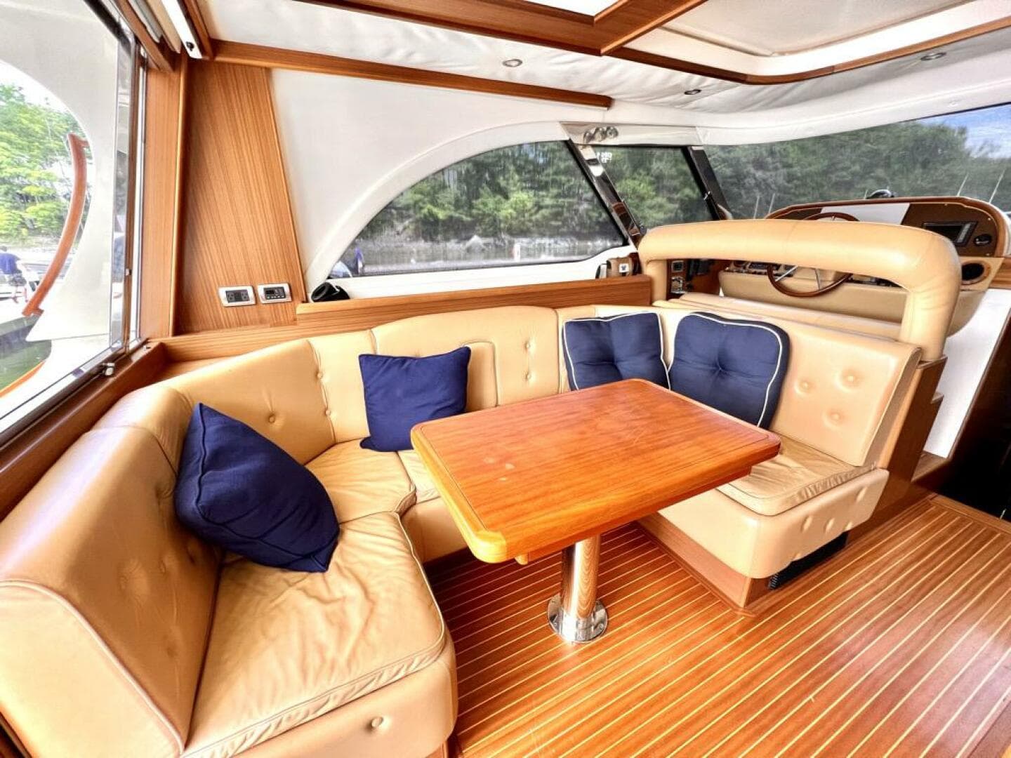 2006 Mochi Craft Dolphin — photo 6