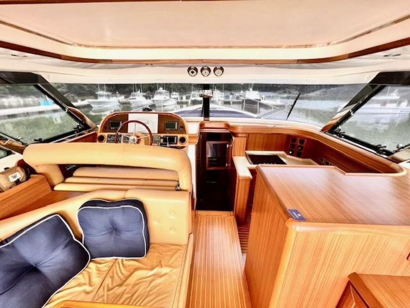 2006 Mochi Craft Dolphin — photo 13