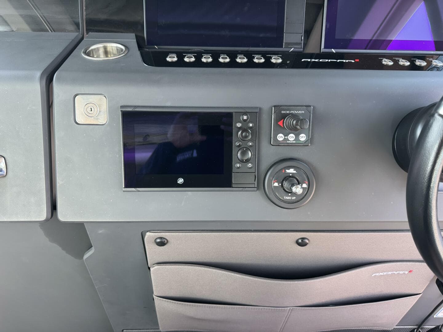 2022 Axopar 37 XC Cross Cabin — photo 31