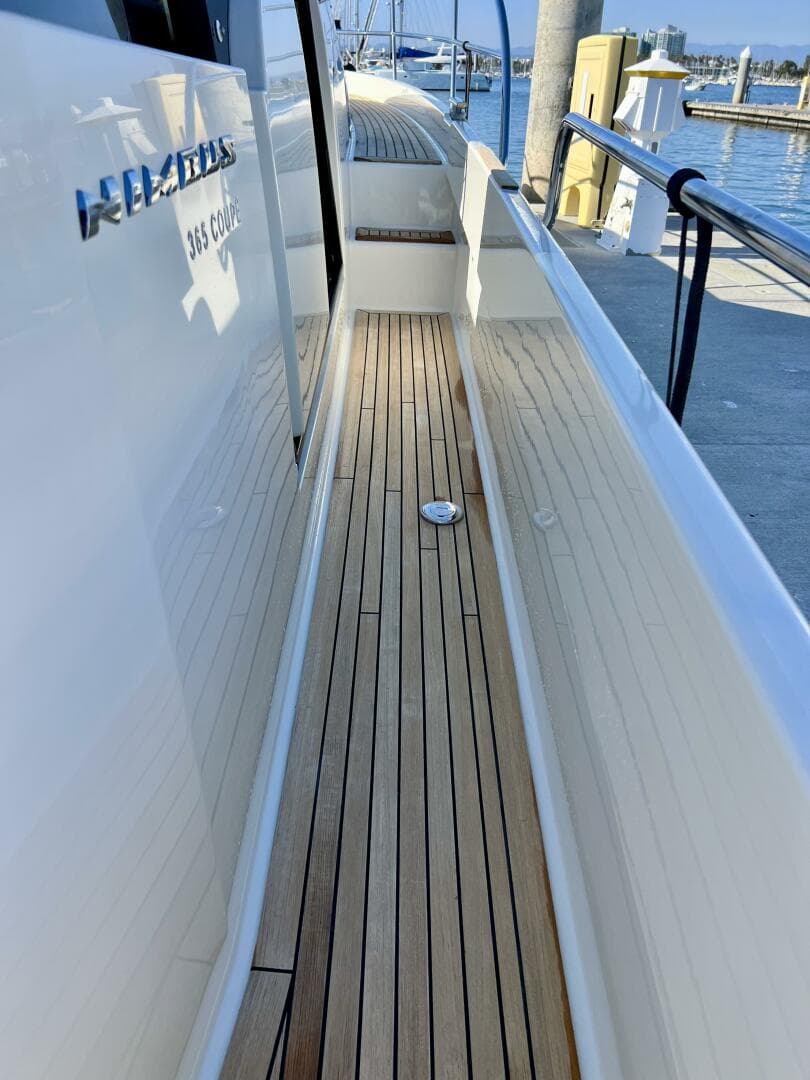 2018 Nimbus 365 Coupe — photo 23