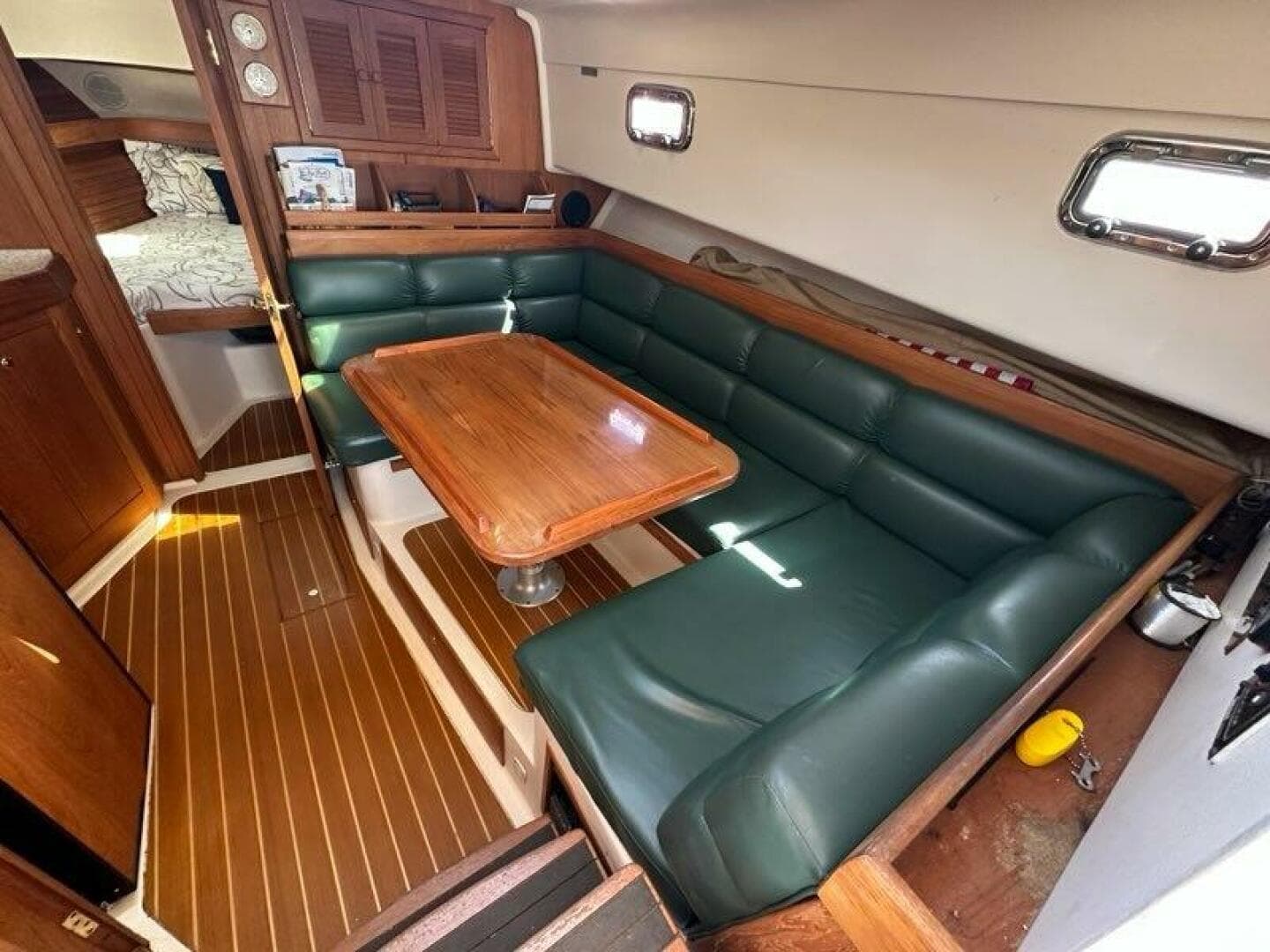 2002 Mainship Pilot 34 — photo 19