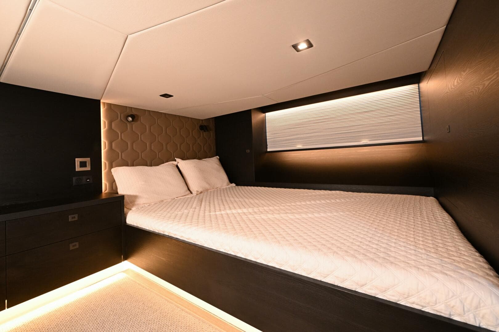 2022 Vanquish Yachts — photo 21