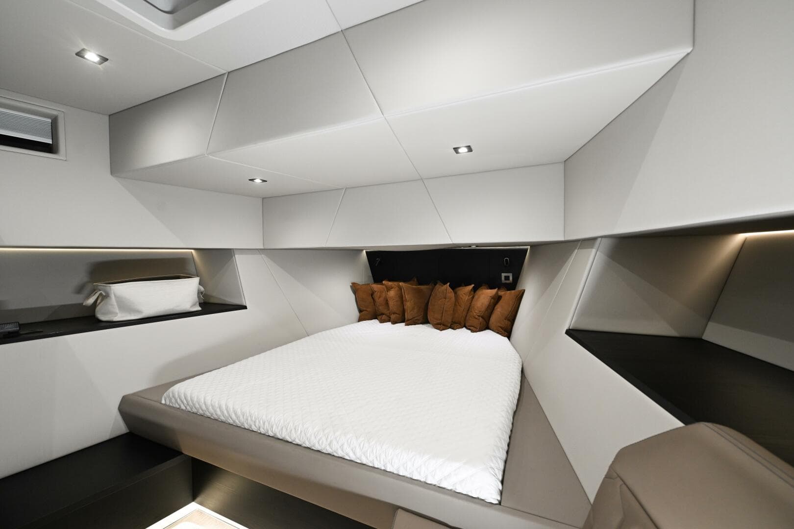 2022 Vanquish Yachts — photo 16