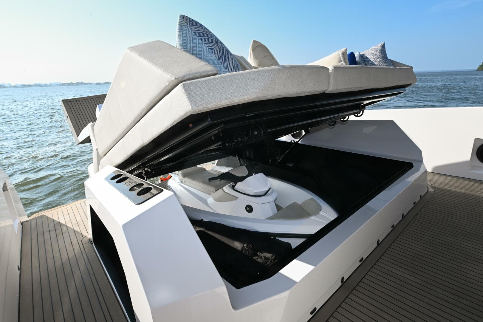 2022 Vanquish Yachts — photo 26