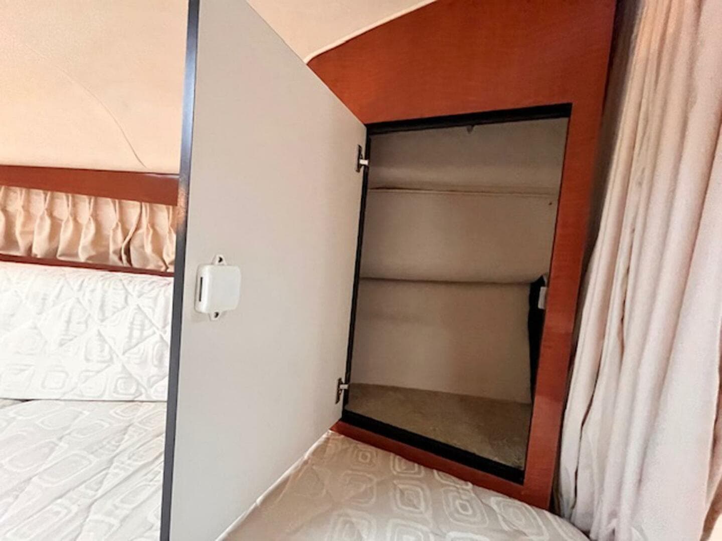 2003 Sea Ray 300 Sundancer — photo 24