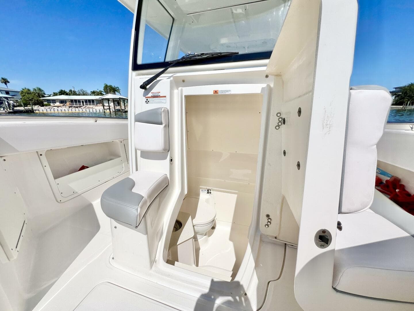 2020 Robalo R302 — photo 15