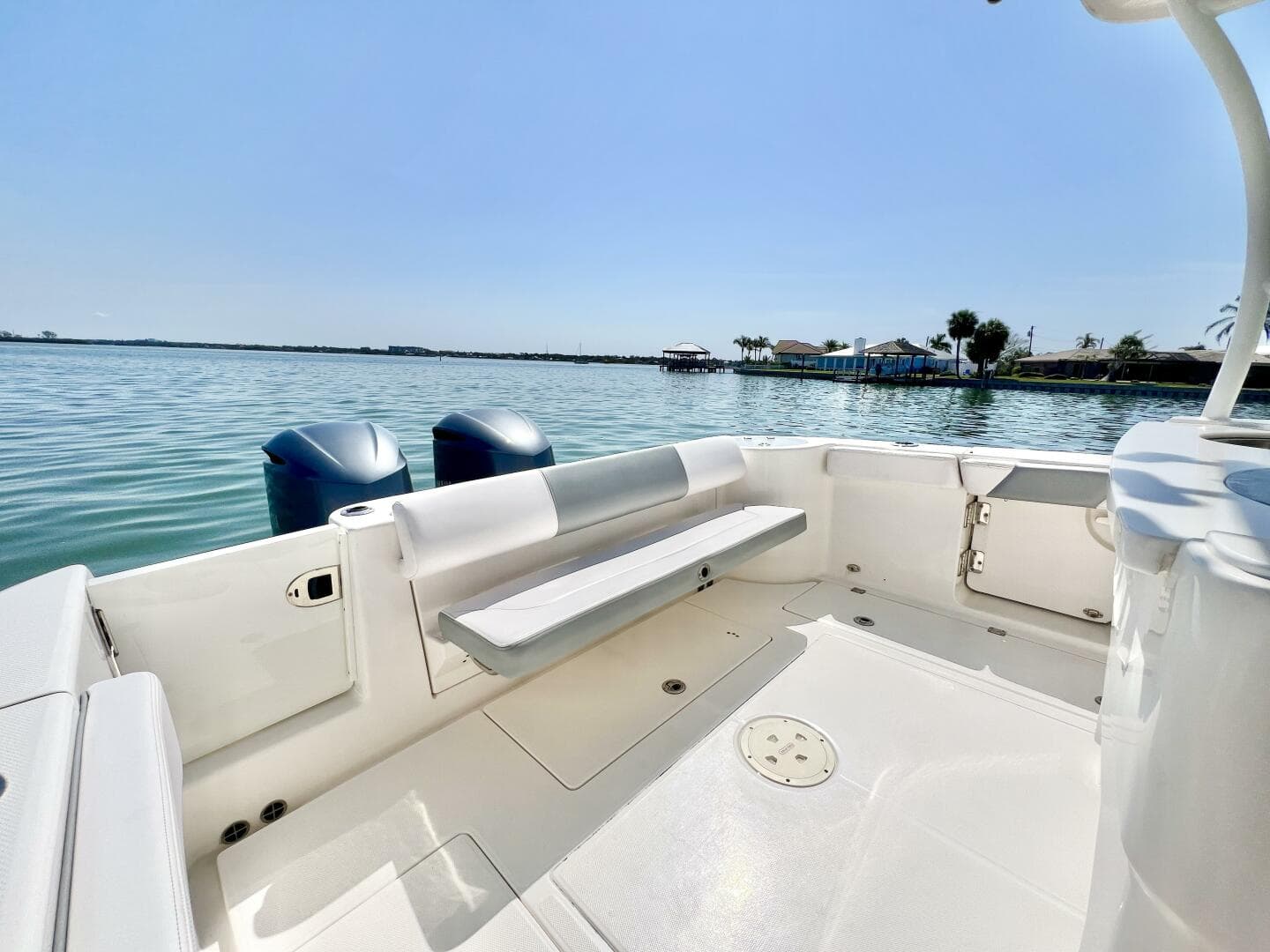 2020 Robalo R302 — photo 7