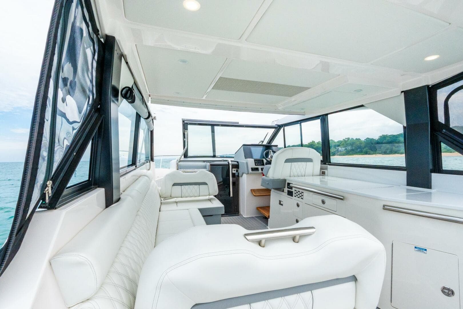 2022 Regal 36 Grande Coupe — photo 17