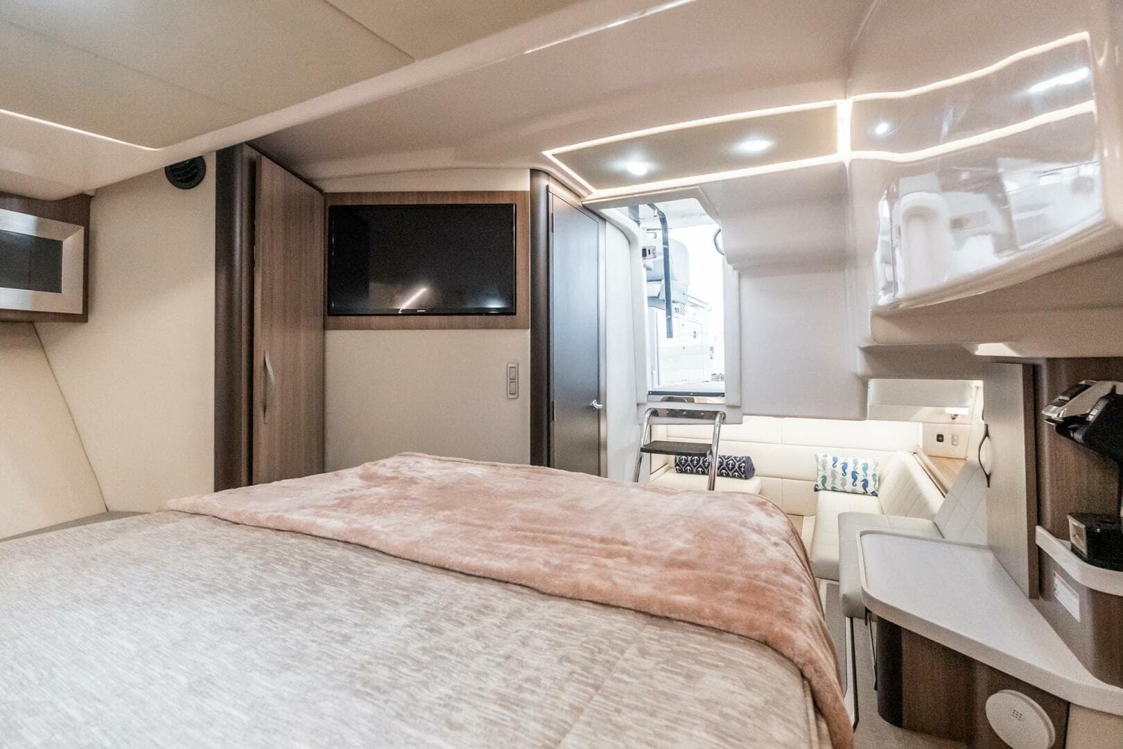 2022 Regal 36 Grande Coupe — photo 54