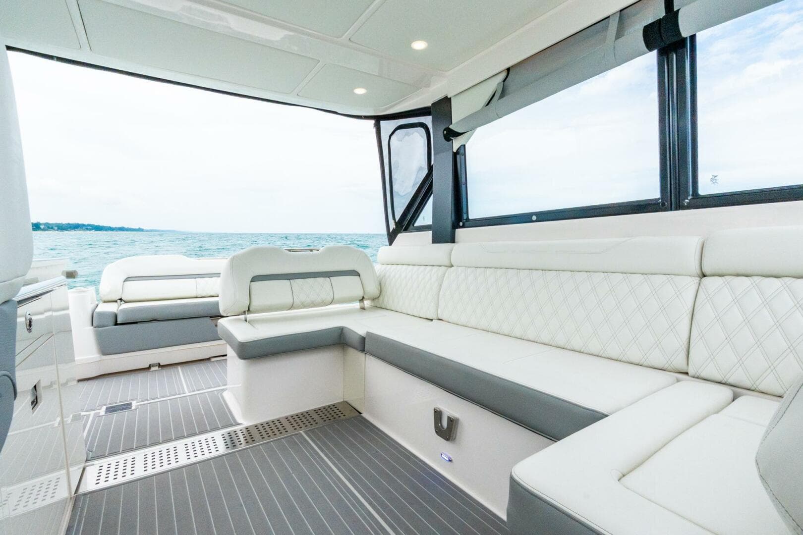 2022 Regal 36 Grande Coupe — photo 34