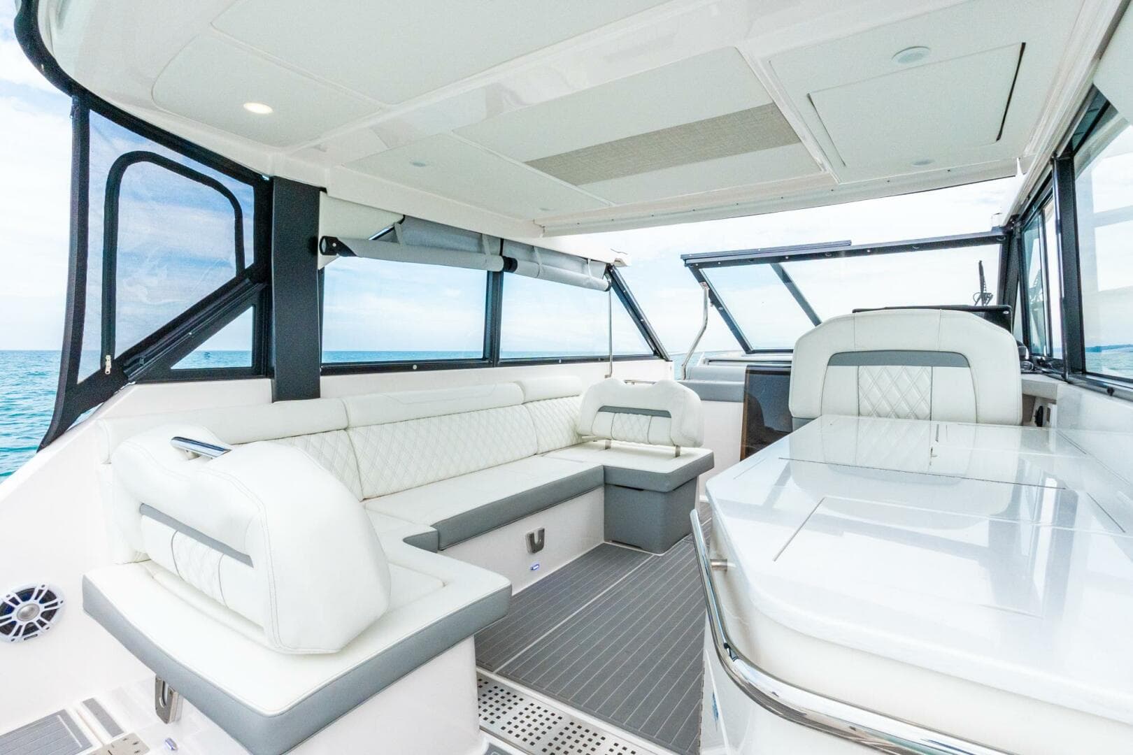 2022 Regal 36 Grande Coupe — photo 19