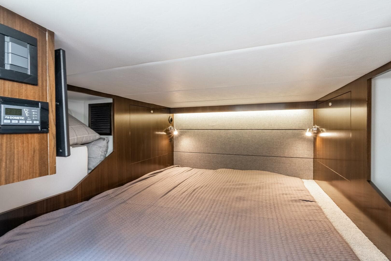 2021 Cruisers Yachts — photo 34