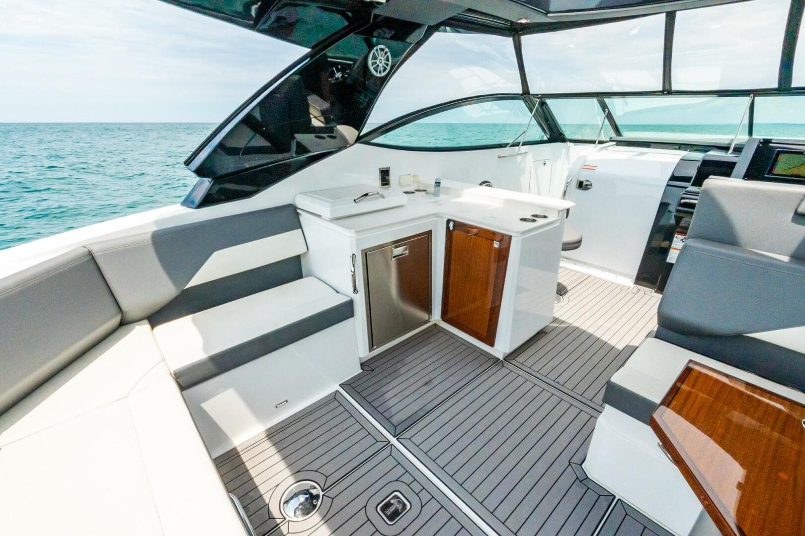 2021 Cruisers Yachts — photo 31