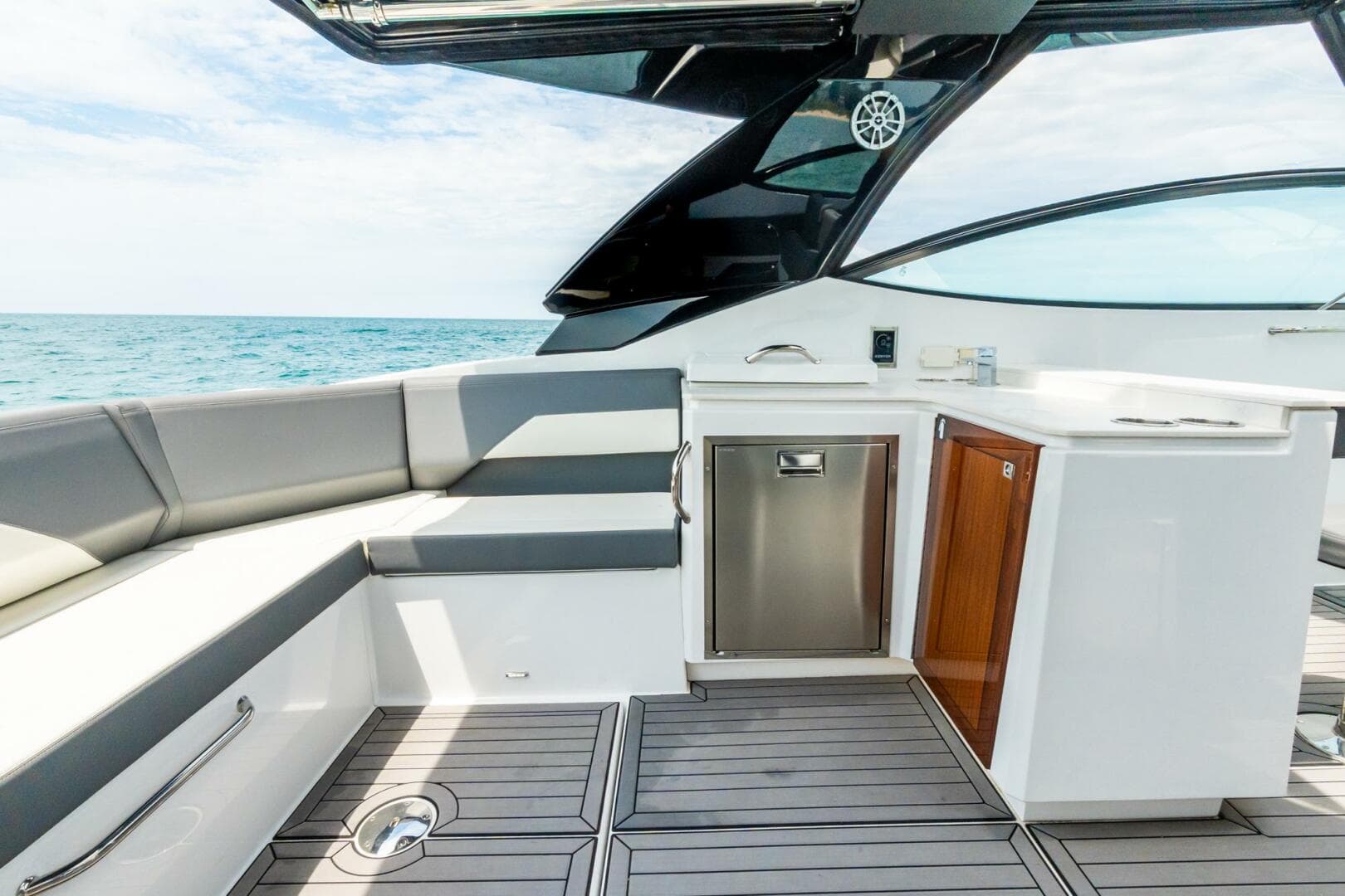 2021 Cruisers Yachts — photo 33