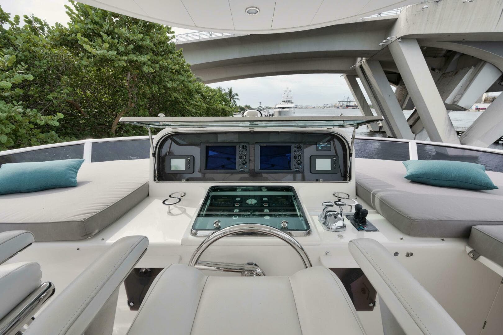 2012 Horizon P110 Tri-Deck — photo 32