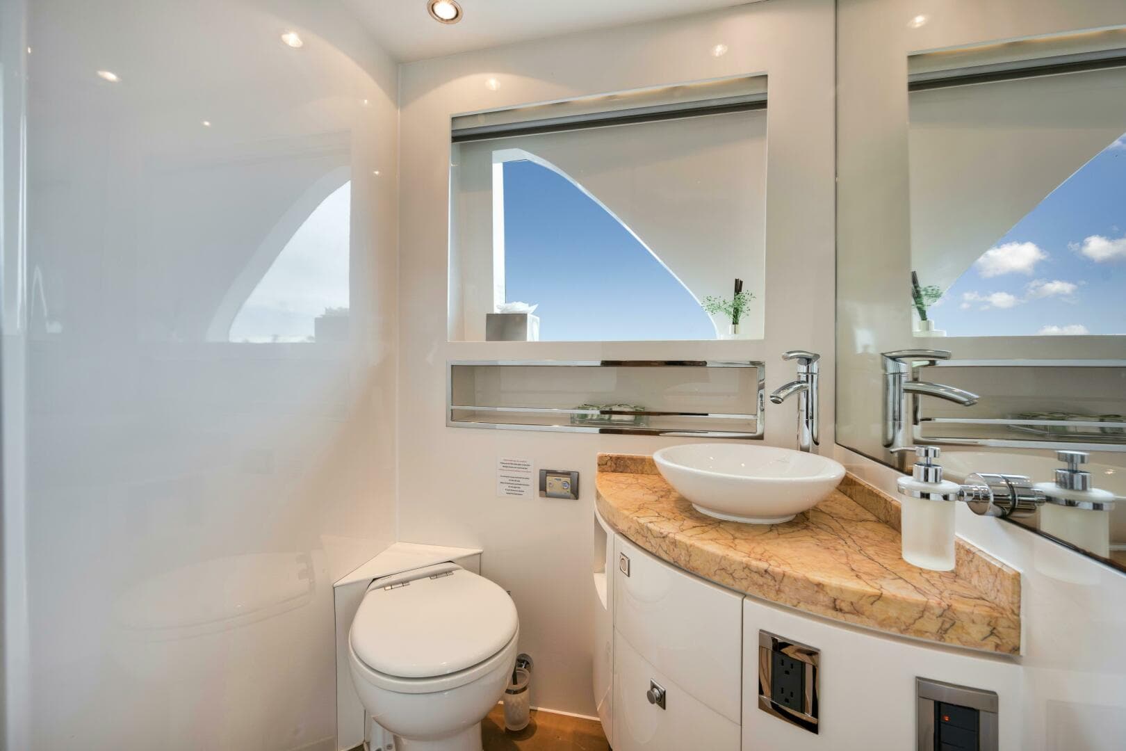 2012 Horizon P110 Tri-Deck — photo 6