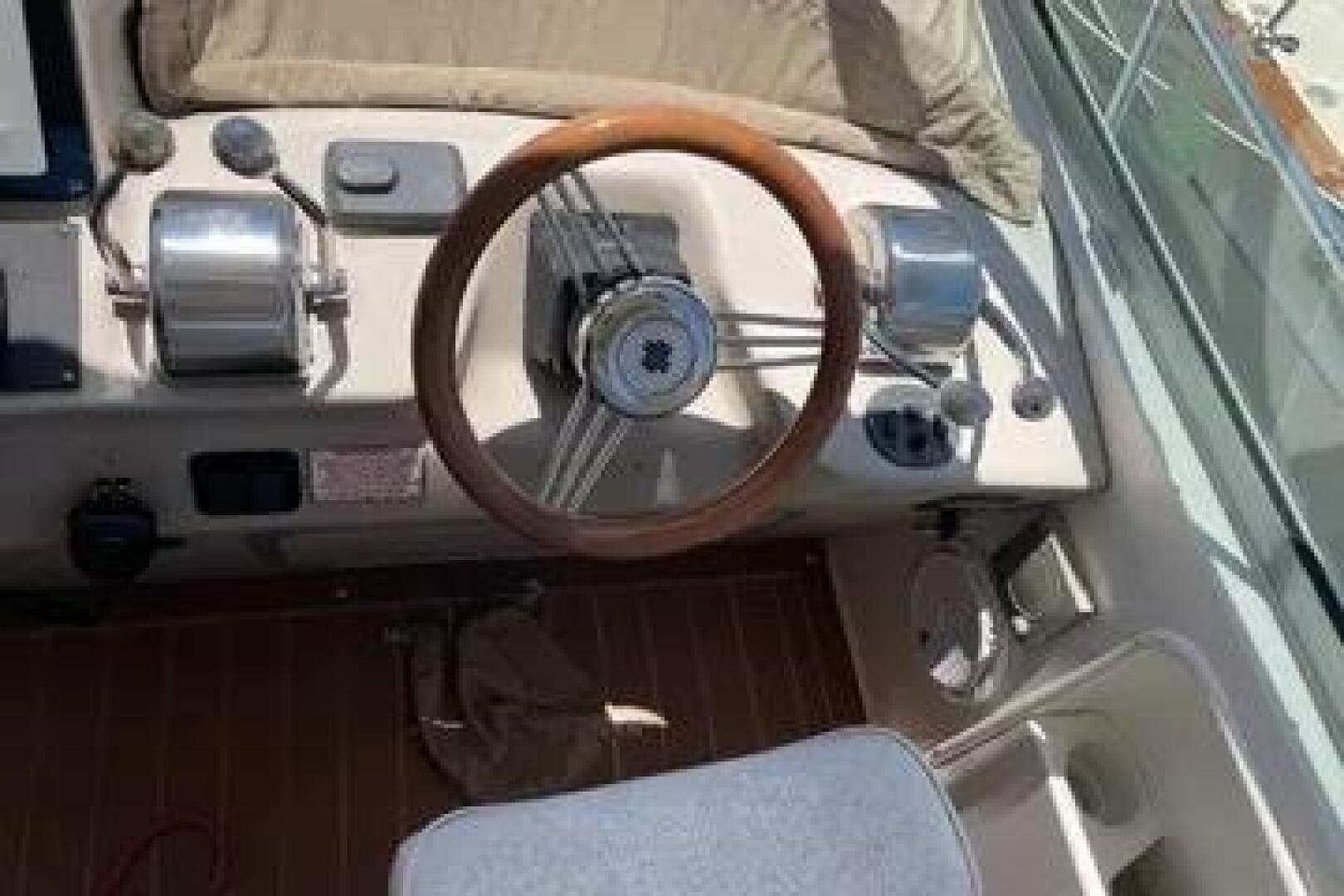 2002 Sea Ray 340 Sundancer — photo 2