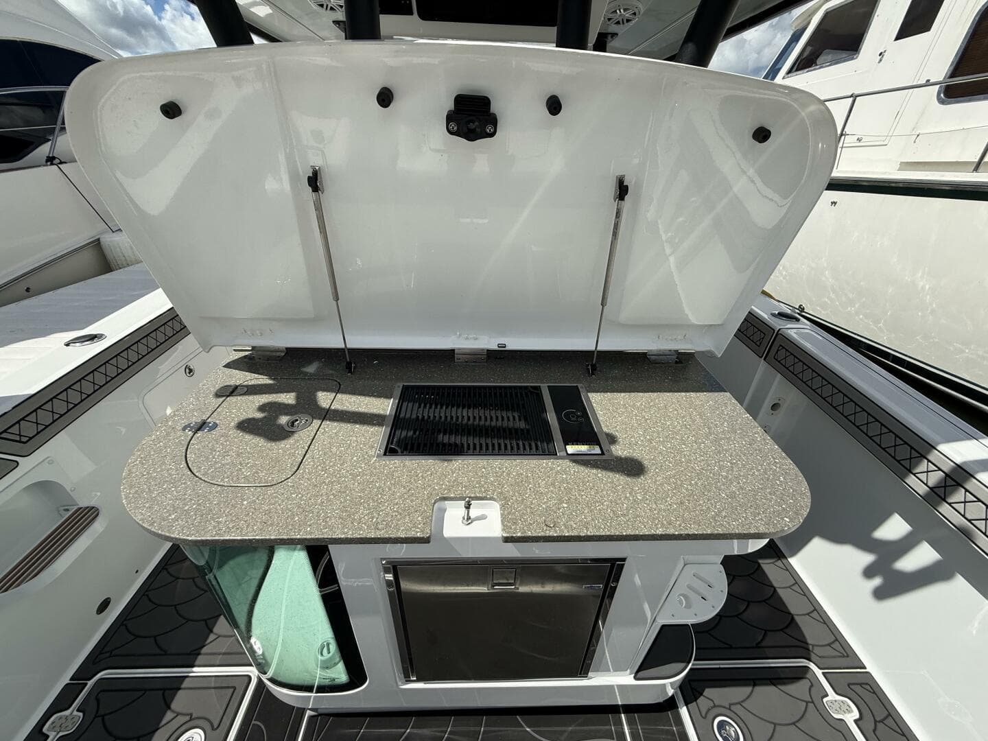 2022 Wellcraft 352 Fisherman — photo 9