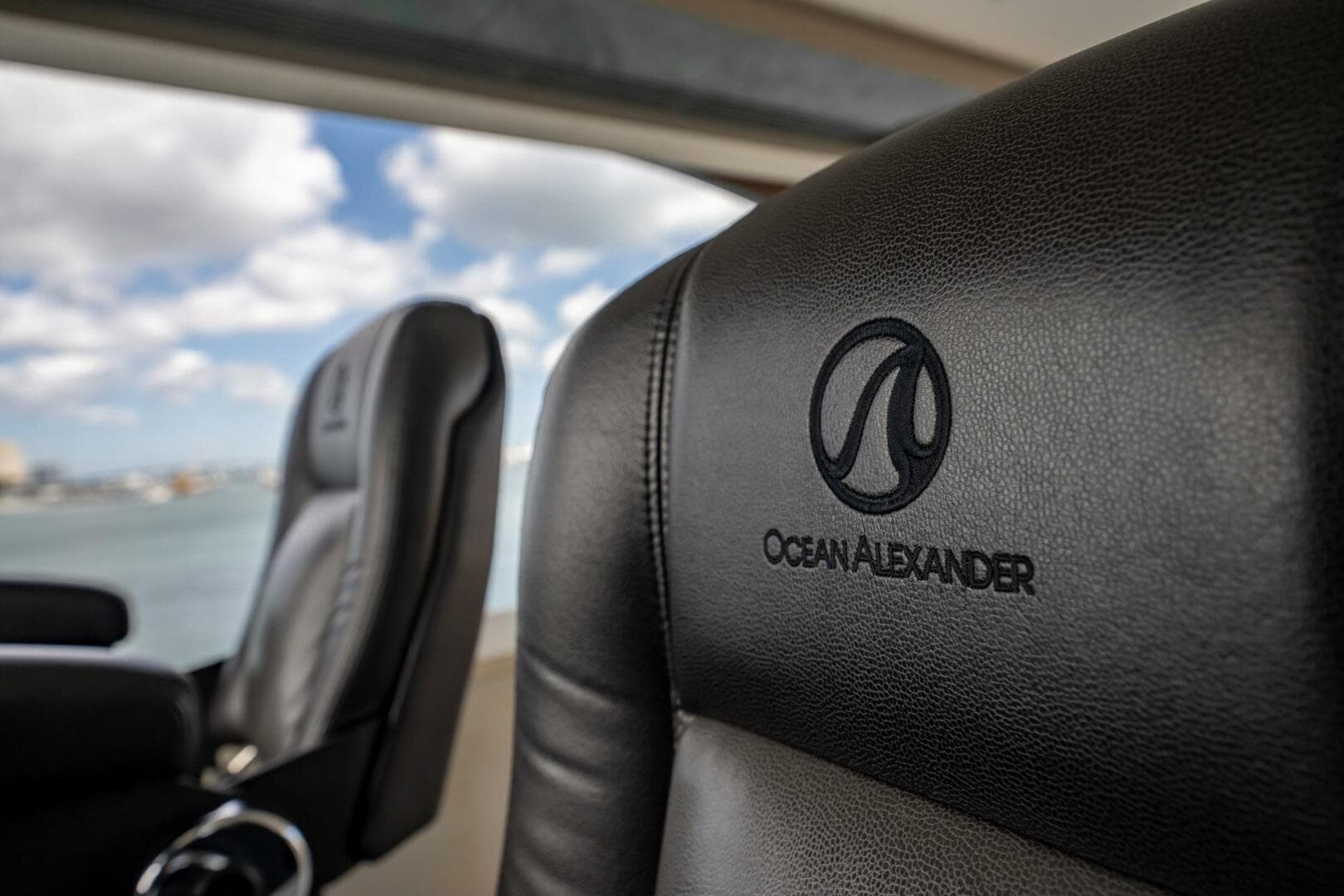 2021 Ocean Alexander 27 Explorer — photo 20