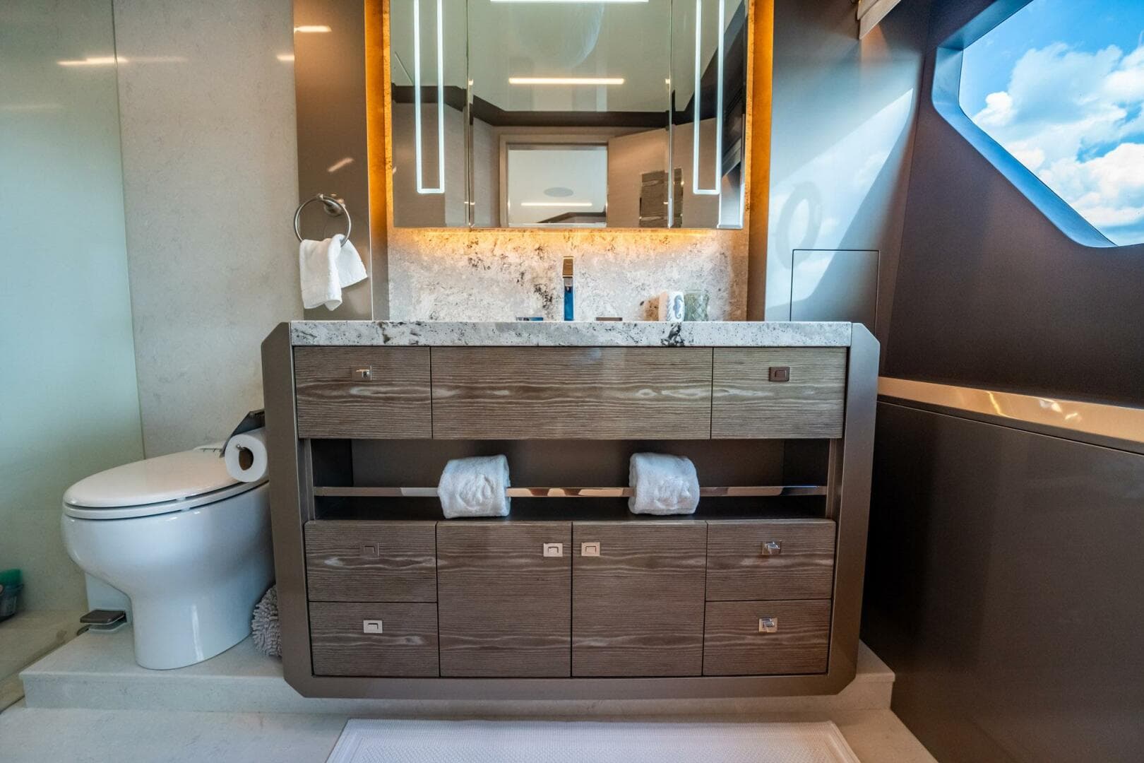 2021 Ocean Alexander 27 Explorer — photo 42