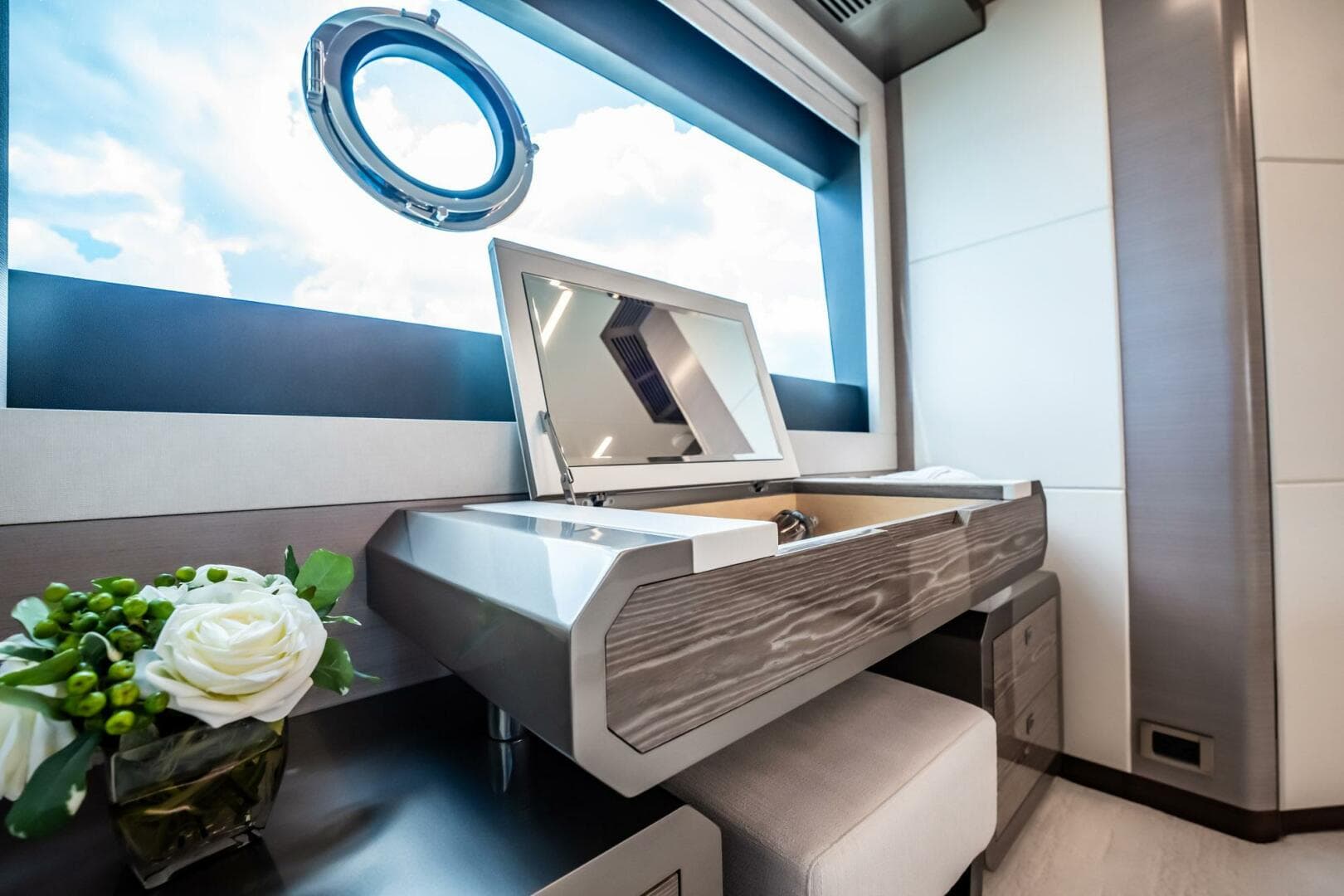 2021 Ocean Alexander 27 Explorer — photo 34